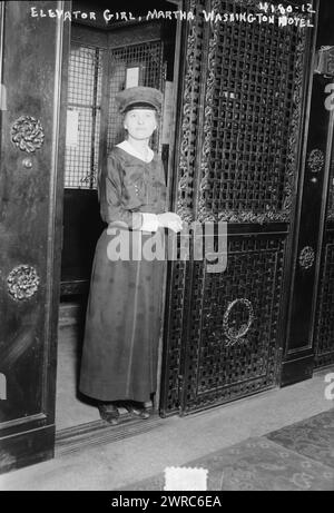 Una ragazza dell'ascensore, Martha Washington Hotel, la fotografia mostra una donna che gestisce un ascensore all'Hotel Martha Washington, 129 East 29th Street, New York City., tra ca. 1915 e ca. 1920, Glass negative, 1 negativo: Glass Foto Stock