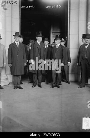 Balfour, Lansing, la fotografia mostra Arthur James Balfour, a sinistra, ministro degli Esteri britannico; e Robert Lansing, a destra, Segretario di Stato, preso a Union Station, Washington, D.C. come la Commissione britannica arrivò il 22 aprile 1917., 1917 aprile 22, Glass negative, 1 negative: Glass Foto Stock