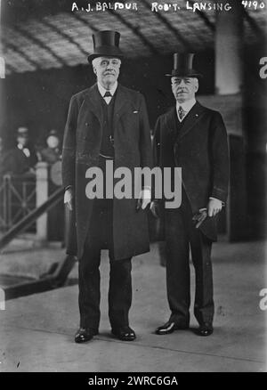 A.J. Balfour, Rob't Lansing, la fotografia mostra Arthur James Balfour, a sinistra, ministro degli esteri britannico; e Robert Lansing, a destra, Segretario di Stato, preso a Union Station, Washington, D.C. come la Commissione britannica arrivò il 22 aprile 1917., 1917 aprile 22, Glass negative, 1 negative: Glass Foto Stock