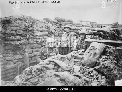 Francia - in una trincea in prima linea, la fotografia mostra le truppe britanniche in una trincea in Francia durante la prima guerra mondiale, 1917, guerra mondiale, 1914-1918, Glass negative, 1 negativo: vetro Foto Stock