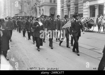 Venditore Liberty Bond, tra ca. 1915 e ca. 1920, Glass negative, 1 negativo: Glass Foto Stock