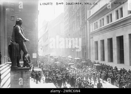 Venditore Liberty Bond, Wall St., tra ca. 1915 e ca. 1920, Glass negative, 1 negativo: Glass Foto Stock