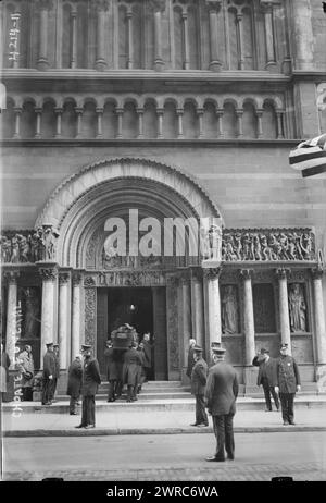 Choate funerale, la fotografia mostra il funerale dell'avvocato e diplomatico americano Joseph Hedges Choate (1832-1917) che si è tenuto a St Bartholomew's Episcopal Church, Manhattan, New York., 1917 May 18, Glass negatives, 1 negativo: vetro Foto Stock