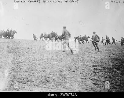 Cavalleria britannica dopo l'attacco al nemico, la fotografia mostra le truppe del Surrey Yeomanry (reggimento della regina Mary) dopo un attacco vicino a Vermand, Francia durante la prima guerra mondiale, 1917 aprile 21, guerra mondiale, 1914-1918, Glass negatives, 1 negativo: vetro Foto Stock