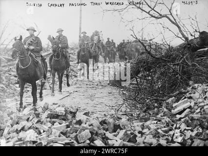 British Cavalry passando per il villaggio distrutto, la fotografia mostra le truppe del Surrey Yeomanry (reggimento della regina Maria) a cavallo attraverso il villaggio in rovina di Caulaincourt, Francia durante la prima guerra mondiale, 1917 aprile 21, Guerra Mondiale, 1914-1918, Glass negatives, 1 negativo: vetro Foto Stock