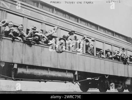 I marines partono per la Francia, la fotografia mostra forse i soldati del 5° reggimento di fanteria dei Marines in un vagone ferroviario della Pennsylvania Railroad diretti al porto di New York nel giugno 1917 da dove spedirono in Francia., 1917 giugno 28, Glass negatives, 1 negativo: Glass Foto Stock