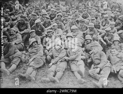 Prigionieri tedeschi, Messines Ridge, la fotografia mostra i prigionieri di guerra tedeschi catturati dalle forze britanniche nella battaglia di Messines nelle Fiandre occidentali, Belgio durante la prima guerra mondiale, 1917 giugno 8, guerra mondiale, 1914-1918, Glass negatives, 1 negativo: vetro Foto Stock