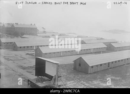 Fort Slocum, baracche costruite per uomini di tiro, la fotografia mostra abitazioni costruite per i soldati a Fort Slocum, un posto militare a Davids' Island, New Rochelle, New York. Fort Slocum servì come importante stazione di reclutamento durante la prima guerra mondiale, 1917, guerra mondiale, 1914-1918, Glass negatives, 1 negativo: vetro Foto Stock