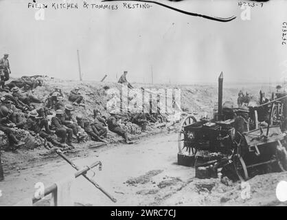 Field Kitchen & Tommies restando, la fotografia mostra le cucine da campo e le truppe britanniche che riposano sulla strada tra Neuville e Wancourt, Francia durante la battaglia di Arras, 29 aprile 1917., 1917 29 aprile, Glass negative, 1 negativo: vetro Foto Stock