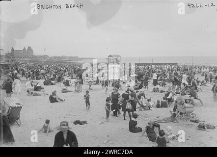 Brighton Beach, la fotografia mostra la folla a Brighton Beach, Brooklyn, New York City. 1915 e ca. 1920, Glass negative, 1 negativo: Glass Foto Stock