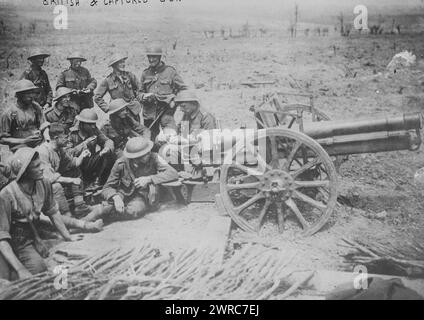 British & captured gun, la fotografia mostra i soldati britannici con un cannone da campo tedesco catturato (7,7 cm FK 96 n.A.) vicino a Wytschaete, Belgio, durante la battaglia di Messines durante la prima guerra mondiale, il 10 giugno 1917., 1917 giugno 10, World War, 1914-1918, negativi di vetro, 1 negativo: vetro Foto Stock