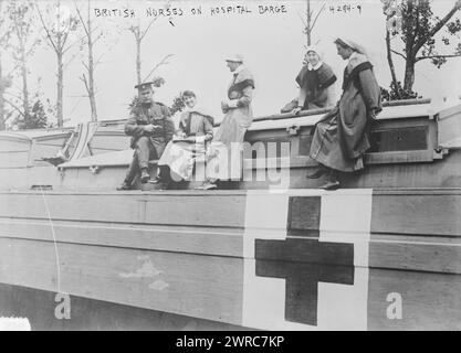 Infermieri britannici su chiatta dell'ospedale, la fotografia mostra un infermiere del personale della riserva imperiale del servizio infermieristico militare della regina Alexandra (QAIMNSR), sorelle del servizio infermieristico della forza territoriale (TFNS), e un sergente del Royal Army Medical Corps (RAMC) a bordo di una chiatta ospedaliera, Peronne, Francia, 22 giugno 1917 durante la prima guerra mondiale, 1917 22 giugno, Guerra Mondiale, 1914-1918, Glass negatives, 1 negativo: vetro Foto Stock