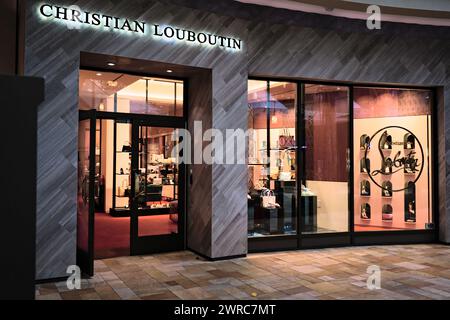 Honolulu, HI - 9 gennaio 2024: Christian Louboutin, negozio di abbigliamento firmato Foto Stock