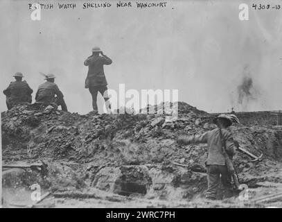 Bombardamenti di orologi britannici vicino a Wancourt, la fotografia mostra le truppe britanniche che osservano esplosioni di conchiglie vicino a Wancourt, a sud-est di Arras, in Francia, durante la prima guerra mondiale il 21 giugno 1917., 1917 giugno 21, Guerra Mondiale, 1914-1918, lati negativi del vetro, 1 negativo: vetro Foto Stock