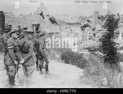 King Geo. Views Peronne, la fotografia mostra Re Giorgio V, Edoardo, Principe di Galles, e il generale Julian Bying visitando le rovine di Péronne, Francia durante la prima guerra mondiale, 1917 luglio 13, Guerra Mondiale, 1914-1918, Glass negatives, 1 negativo: vetro Foto Stock