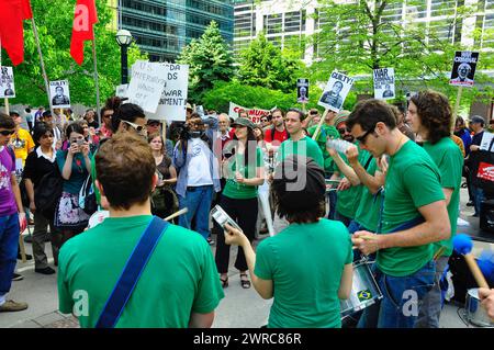 Toronto, Ontario, Canada - 05/29/2009: Batterista con la band musicale per la manifestazione di pace a Toronto, Ontario, Canada Foto Stock