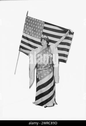 Marcia Van Dresser, la fotografia mostra marcia Van Dresser (1877-1937), soprano operistico americano, recitalista e attrice, che indossa una bandiera americana e posa accanto a un'altra bandiera americana., tra ca. 1915 e ca. 1920, Glass negative, 1 negativo: Glass Foto Stock