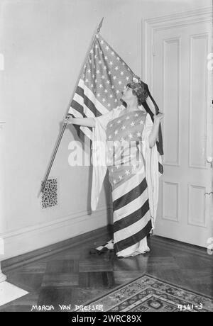 Marcia Van Dresser, la fotografia mostra marcia Van Dresser (1877-1937), soprano operistico americano, recitalista e attrice, che indossa un flaag americano e si trova accanto a un'altra bandiera americana., tra ca. 1915 e ca. 1920, Glass negative, 1 negativo: Glass Foto Stock