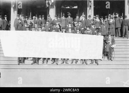 Sindaco Mitchel e delegati alla Convenzione del Congresso commerciale meridionale in piedi sui gradini del Municipio: Governatore Manning, S.C.; Straus; Dr. De Cespedes, ministro cubano; sindaco Mitchel; Sen. Fletcher, Flag.; Karavongsi, ministro siamese; Dr. Porras, Pnama minis, fotografia mostra Richard Irvine Manning III, Oscar S. Straus, sindaco John Purroy Mitchel, Carlos Manuel de Céspedes y Quesada, senatore Duncan U. Fletcher, Phya Prabha Karavongse, and Belisario Porras Barahona., 1917, Glass negatives, 1 negative: vetro Foto Stock