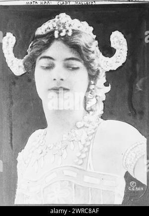 Mata Hari (Lady Macleod), la fotografia mostra Margaretha Geertruida 'Margreet' MacLeod (1876-1917), conosciuta con il nome d'arte Mata Hari, ballerina esotica e cortigiana condannata per essere una spia durante la prima guerra mondiale, tra ca. 1915 e ca. 1920, Glass negative, 1 negativo: Glass Foto Stock