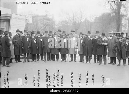 Liberty Loan Parade, la fotografia mostra (da sinistra a destra) Thomas William Lamont Jr.; William Woodward, presidente Hanover National Bank; Charles H. Sabin, presidente Guaranty Trust Company; Martin Vogel, assistente tesoriere Stati Uniti; Gates W. McGarrah, presidente Mechanics and Metals Bank; James S. Alexander, presidente National Bank of Commerce; m. Schiff di Kuhn, Loeb & Co.; Allen B. Forbes di Harris, Forbes & Co.; Seward Prosser, president Bankers' Trust Company; Albert H. Wiggins, president Chase National Bank; J.P. Morgan; Walter E. Frew Foto Stock