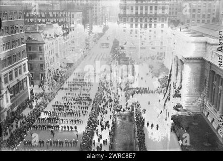 Liberty Loan, la fotografia mostra la Liberty Loan Parade a New York City il 25 ottobre 1917., 1917 ottobre 25, Glass negative, 1 negative: Glass Foto Stock