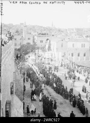 Vista dalla chiesa sulla Natività, la fotografia mostra una processione religiosa cristiana vicino alla Chiesa della Natività, Betlemme, Cisgiordania., 1929 agosto 26, Glass negatives, 1 negativo: vetro Foto Stock