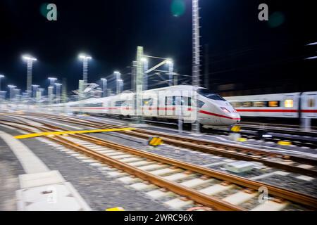 Berlino, Germania. 12 marzo 2024. Un treno GHIACCIATO arriva al deposito DI GHIACCIO di Rummelsburg. L'Unione tedesca dei macchinisti (GDL) ha chiesto un ulteriore sciopero di 24 ore nella controversia sulla contrattazione collettiva presso la Deutsche Bahn nel trasporto di passeggeri e merci. (Effetto pulitura tirando lungo) credito: Christoph Soeder/dpa/Alamy Live News Foto Stock