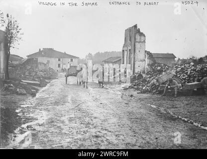 Villaggio nella somme, entrata ad Albert, la fotografia mostra i danni della prima guerra mondiale ad Albert, un comune nel dipartimento somme in Piccardia, nel nord della Francia. 1915 e ca. 1920, Guerra Mondiale, 1914-1918, Glass negative, 1 negativo: Vetro Foto Stock