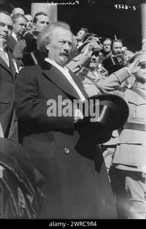 Paderewski Polish Commission, la fotografia mostra il pianista e compositore polacco Ignacy Jan Paderewski (1860-1941) con una commissione polacca sui gradini del municipio di New York., tra ca. 1915 e ca. 1920, Glass negative, 1 negativo: Glass Foto Stock