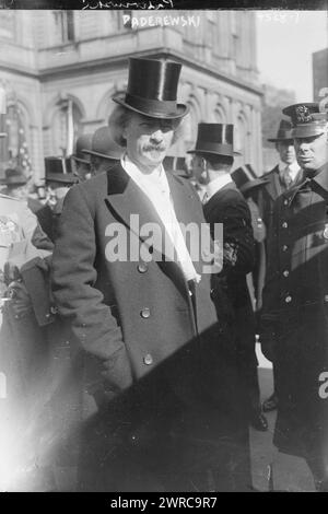 Paderewski Polish Commission, la fotografia mostra il pianista e compositore polacco Ignacy Jan Paderewski (1860-1941) con una commissione polacca fuori dal municipio di New York City., tra ca. 1915 e ca. 1920, Glass negative, 1 negativo: Glass Foto Stock