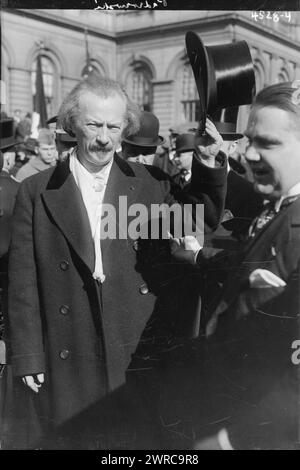 Paderewski Polish Commission, la fotografia mostra il pianista e compositore polacco Ignacy Jan Paderewski (1860-1941) fuori dal municipio di New York, con una commissione polacca., tra ca. 1915 e ca. 1920, Glass negative, 1 negativo: Glass Foto Stock