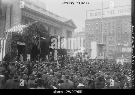 Liberty Theatre, la fotografia mostra il Liberty Theater della Stage Women's War Relief Association di fronte alla New York Public Library sulla 5th Avenue e sulla 42nd Street a New York City dove si tennero spettacoli e discorsi per fare appello al pubblico per acquistare Liberty Bonds. Il teatro faceva parte del terzo Liberty Loan drive, che si tenne dal 6 aprile 1918 al 4 maggio 1918 durante la prima guerra mondiale, 1918 aprile o maggio, guerra mondiale, 1914-1918, Glass negative, 1 negative: Glass Foto Stock