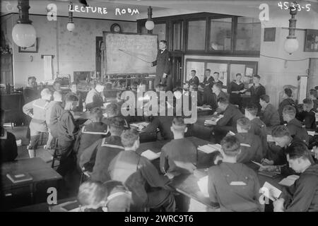 Sala conferenze, la fotografia mostra la Engineers' Submarine Chaser Training School, fondata dal Dipartimento della Marina della Columbia University, che è stata descritta in un articolo del New York Tribune, 27 marzo 1918, intitolato " gli ingegneri sono ansiosi di inseguire i sottomarini". ., 1918 marzo, Guerra Mondiale, 1914-1918, Glass negative, 1 negativo: vetro Foto Stock