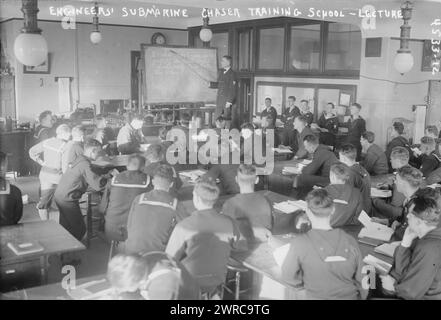 La scuola di addestramento per sottomarini Chaser degli ingegneri, la lezione, la fotografia mostra la Engineers' Submarine Chaser Training School, fondata dal Dipartimento della Marina della Columbia University e descritta in un articolo del New York Tribune, 27 marzo 1918, intitolato " gli ingegneri sono ansiosi di inseguire sottomarini". ., 1918 marzo, Guerra Mondiale, 1914-1918, Glass negative, 1 negativo: vetro Foto Stock