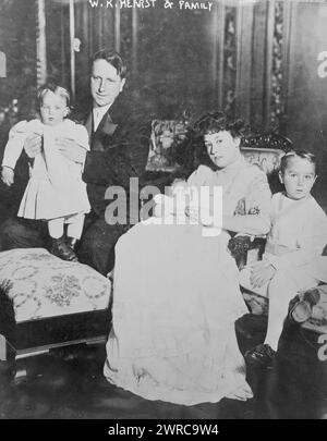 W.R. Hearst & Family, fotografia mostra l'editore di giornali William Randolph Hearst (1863-1951) con sua moglie Millicent Veronica (Willson) Hearst (1882-1974) e i figli., tra ca. 1915 e ca. 1920, Glass negative, 1 negativo: Glass Foto Stock