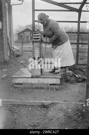 ADA Jones, la fotografia mostra la cantante d'opera mezzosoprano Ada Jones (1873-1922) che pompano acqua in un pozzo., tra ca. 1915 e ca. 1920, Glass negative, 1 negativo: Glass Foto Stock