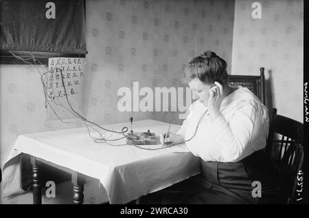 ADA Jones, la fotografia mostra la cantante d'opera mezzosoprano Ada Jones (1873-1922) che sfugge il codice morse., tra ca. 1915 e ca. 1920, Glass negative, 1 negativo: Glass Foto Stock