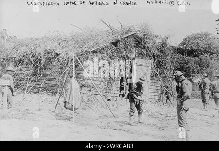 Casa mimetizzata di marines in Francia, la fotografia mostra i soldati americani dei Quinto Marines di fronte ad una capanna di legno ricoperta di bastoni e foglie a Menancourt, Francia durante la prima guerra mondiale, 1918 maggio 21, Guerra Mondiale, 1914-1918, negativi di vetro, 1 negativo: vetro Foto Stock