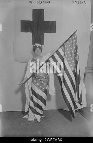 Van Dresser, la fotografia mostra il soprano e l'attrice americana marcia Van Dresser (1877-1937) che indossa una bandiera americana e tiene un'altra bandiera americana. La bandiera della Croce Rossa è dietro di lei. Fotografia probabilmente scattata durante la prima guerra mondiale, tra ca. 1915 e ca. 1920, Glass negative, 1 negativo: Glass Foto Stock