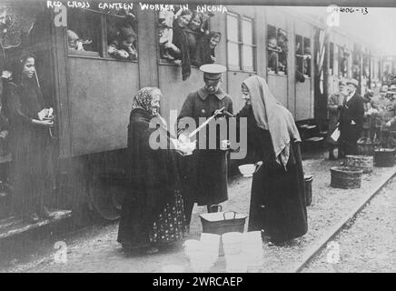 Lavoratore della mensa della Croce Rossa ad Ancona, la fotografia mostra una zuppa della Croce Rossa che serve zuppa in una stazione ferroviaria di Ancona, Italia durante la prima guerra mondiale, tra ca. 1915 e 1918, Guerra Mondiale, 1914-1918, Glass negative, 1 negative: Glass Foto Stock