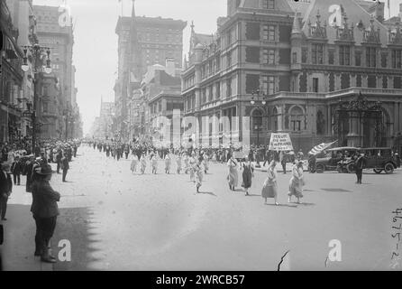 4 luglio parata, fotografia mostra una parata del 4 luglio sulla Fifth Avenue, New York City nel 1918., 1918 luglio 4, Glass negative, 1 negativo: Vetro Foto Stock