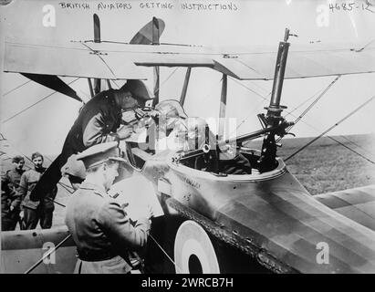 Aviatori britannici che ricevono istruzioni, la fotografia mostra il pilota e l'osservatore di un biplano Royal Aircraft Factory R.E.8 (numero di serie B5106) del No. 59 Squadron che riceve istruzioni dal maggiore Charles Jospeh Mackay prima di decollare dall'aeroporto Vert-Galland, Francia, 15 maggio 1918. La pistola Lewis dell'osservatore è su un anello di Scarff., 1918 maggio 15, Guerra Mondiale, 1914-1918, Glass negatives, 1 negativo: vetro Foto Stock