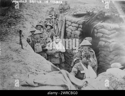 Feriti britannici in trincea, la fotografia mostra i soldati britannici feriti della 27th Brigade, 9th Division, in una trincea in un posto di aiuto del reggimento vicino a Outtersteene Ridge dopo il successo dell'attacco della formazione a Outtersteene Ridge, Fiandre, Belgio, 18 agosto 1918 durante la prima guerra mondiale, 1918 agosto 18, World War, 1914-1918, negativi del vetro, 1 negativo: vetro Foto Stock