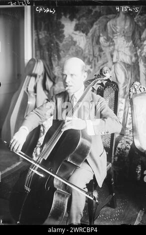 Casals, la fotografia mostra il violoncellista spagnolo Pablo Casals (1876-1973) con il suo violoncello., tra ca. 1915 e ca. 1920, Glass negative, 1 negativo: Glass Foto Stock