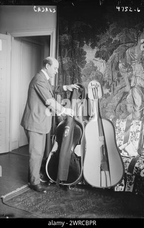 Casals, la fotografia mostra il violoncellista spagnolo Pablo Casals (1876-1973) con il suo violoncello., tra ca. 1915 e ca. 1920, Glass negative, 1 negativo: Glass Foto Stock