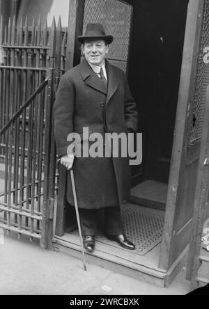 De Luca, Victor, la fotografia mostra il baritono italiano americano Giuseppe De Luca (1876-1950) in piedi alla porta del palco del Metropolitan Opera House, New York City., 1923 23 novembre, Glass negative, 1 negative: Glass Foto Stock