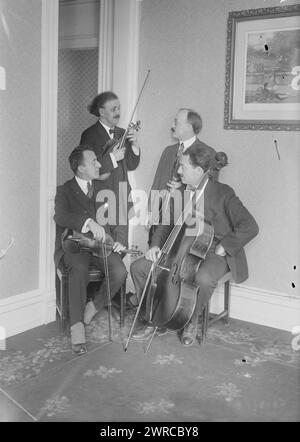 Flonzaleys, la fotografia mostra il Flonzaley Quartet, tra cui il violinista Alfred Pochon (1878-1959), il violinista Adolfo Betti (1875-1950), il violista Louis Bailly (1882-1974) e il violoncellista Iwan d'Archambeau (1879-1955)., tra ca. 1915 e ca. 1920, Glass negative, 1 negativo: Glass Foto Stock