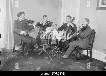 Victor ago. '20 Flonzaleys, la fotografia mostra il Flonzaley Quartet, tra cui il violinista Alfred Pochon (1878-1959), il violinista Adolfo Betti (1875-1950), il violista Louis Bailly (1882-1974) e il violoncellista Iwan d'Archambeau (1879-1955)., tra ca. 1915 e ca. 1920, Glass negative, 1 negativo: Glass Foto Stock