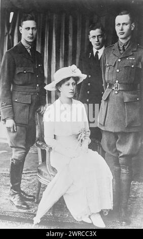 Principessa Mary & Brothers, la fotografia mostra i figli di re Giorgio V e della regina Maria tra cui Maria, principessa reale e contessa di Harewood (1897-1965) e dei suoi fratelli (da sinistra a destra): Principe Alberto, poi Giorgio vi (1895-1952); principe Giorgio, duca di Kent, (1902-1942) e principe Enrico, duca di Gloucester (1900-1974)., tra ca. 1915 e ca. 1920, Glass negative, 1 negativo: Glass Foto Stock